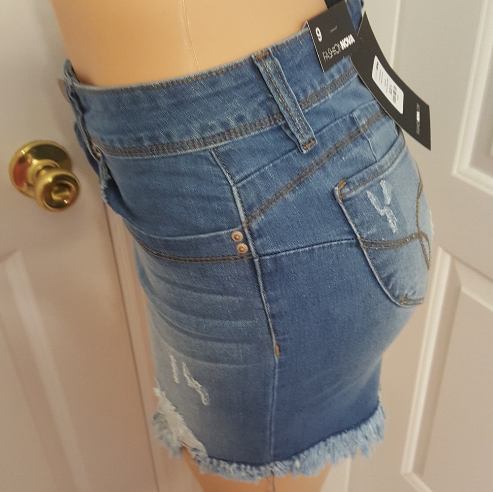 BRAND NEW MEDIUM  BLUE SIZE 9 AMALIA  BOOTY FRAYED SHORTS